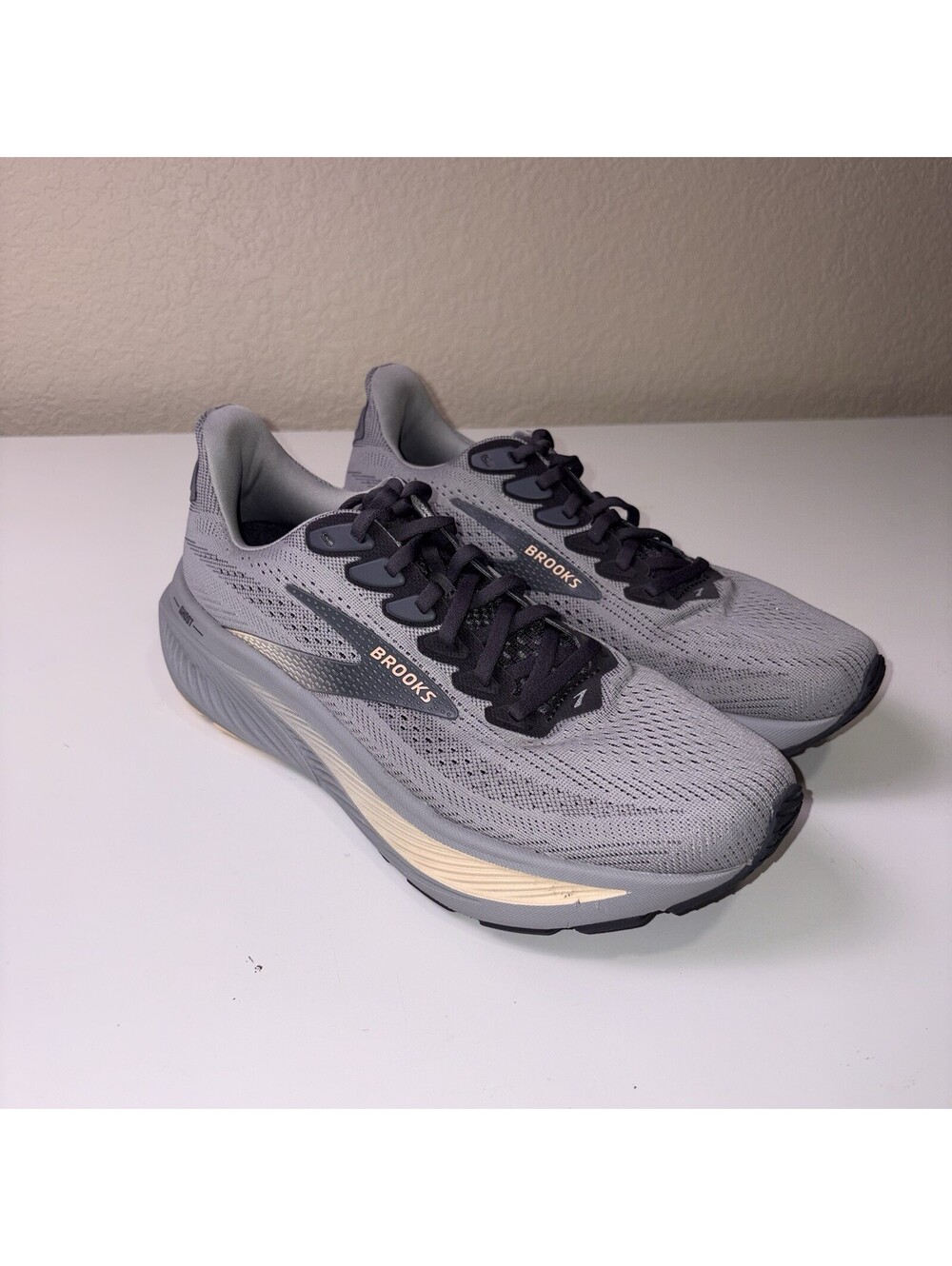 Brooks Ghost 17 Women’s Size 10.5 B Gray Peach Cushioned Running Shoes